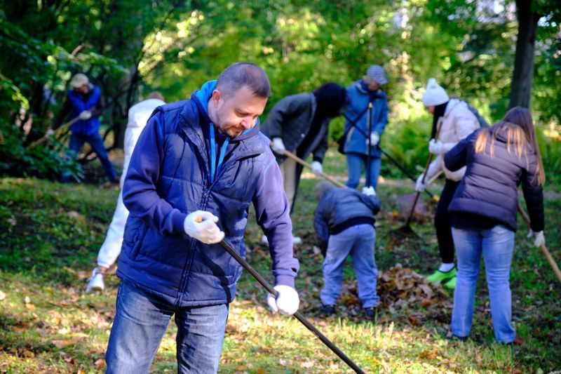 Работники «Газпром межрегионгаз инжиниринг» провели субботник в Ботаническом саду Петра Великого